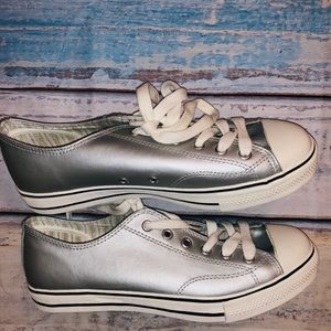 Women’s Xhiliration silver flat sneakers 9 1/2 👟